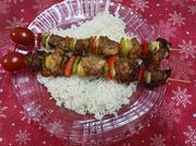 Una foto de brochette de carne vacuna