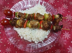 Una foto de Brochette de carne con verduras