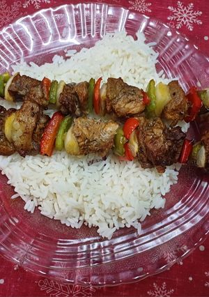 Una foto de Brochette de carne con verduras
