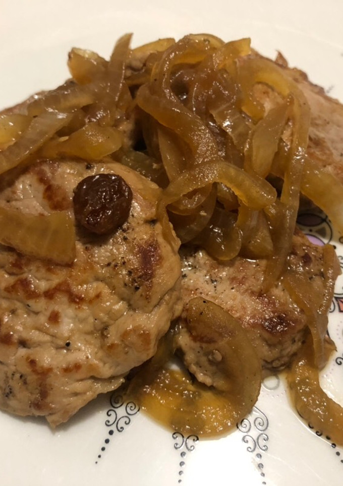 Una foto de Solomillo al whisky encebollado con pasas