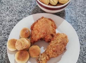 Una foto de Pollo frito con biscuits 🇺🇸