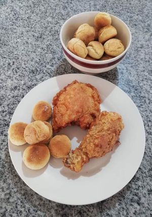 Una foto de Pollo frito con biscuits 🇺🇸