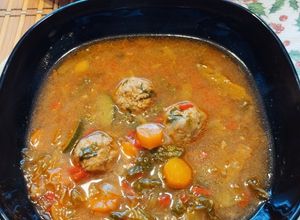 Ázsiai zöldségleves gazdagon húsgombóccal és kelkáposztával recept fotója
