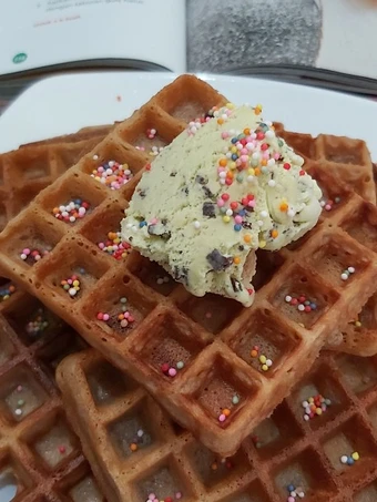 Langkah Mudah untuk Membuat Resep  Waffel Coklat Renyah + Es Krim Advocado Trimit😍 yang Lezat Sekali, Lezat
