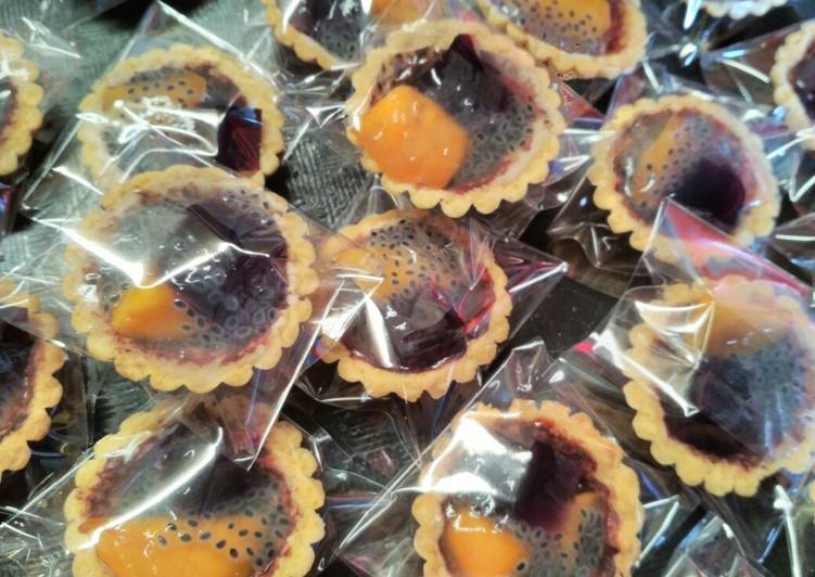 Langkah Mudah untuk Menyiapkan Pie buah mini yang Bisa Manjain Lidah