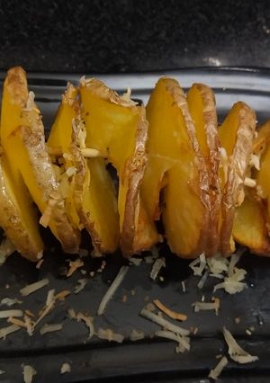 ચીઝી પોટેટો સ્પાઈરલ (Cheesy potato spiral recipe in Gujarati) રેસીપી મુખ્ય ફોટો