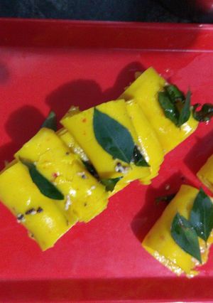 A picture of Khandvi.