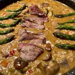 Una foto de Risotto de verduras y presa ibérica