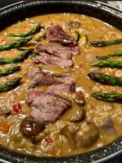 Una foto de Risotto de verduras y presa ibérica