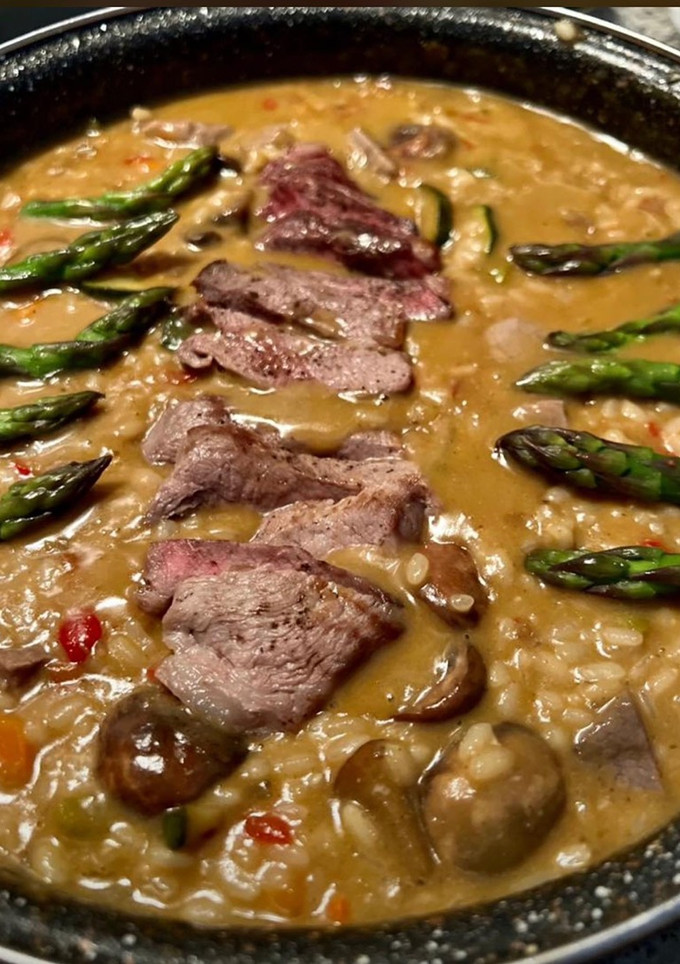 Una foto de Risotto de verduras y presa ibérica