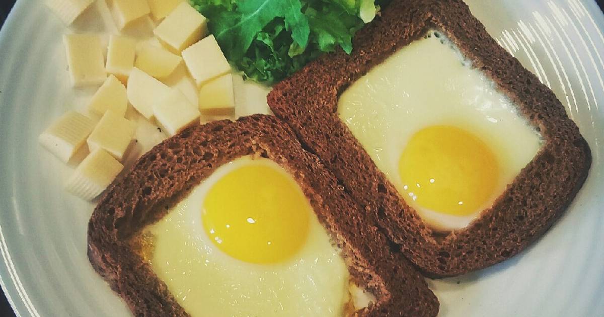 Завтрак из черного хлеба с яйцом