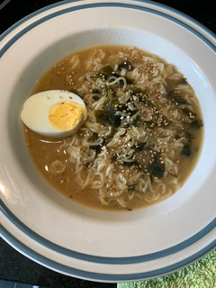 Una foto de Sopa miso con ramén 🍜