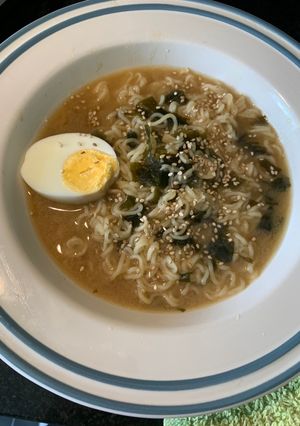 Una foto de Sopa miso con ramén 🍜
