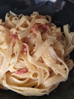 Una foto de Tagliatelle a la carbonara (sin nata. Receta original)