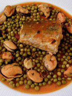 Una foto de Guisantes con merluza y mejillones