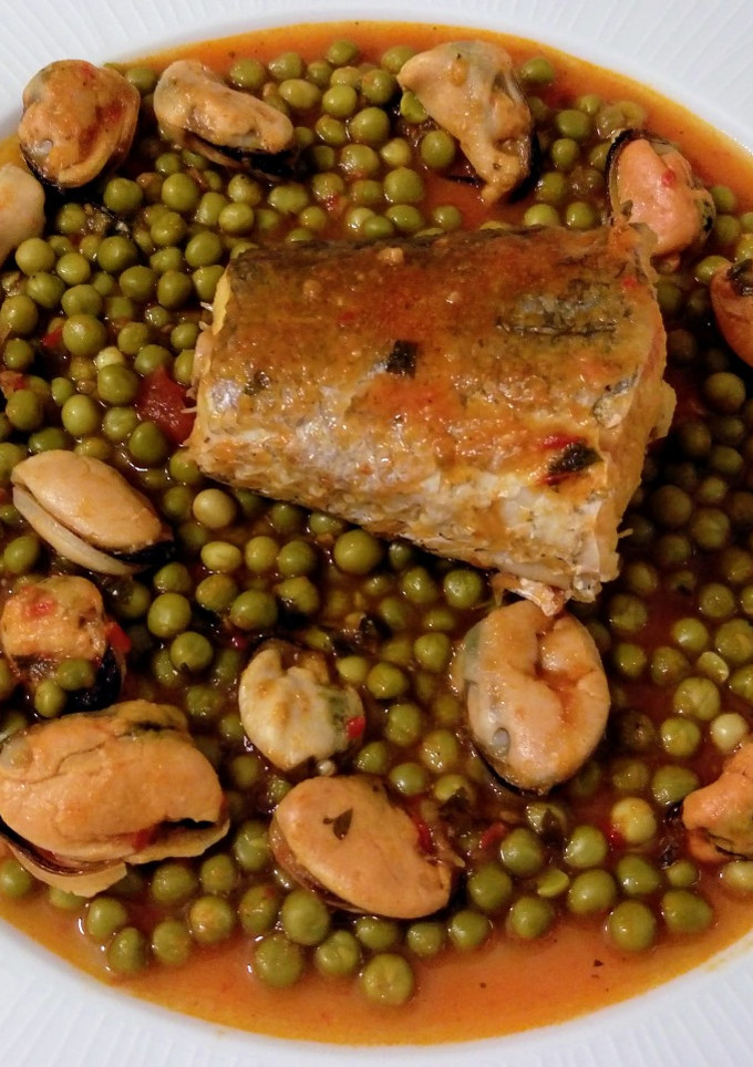 Una foto de Guisantes con merluza y mejillones