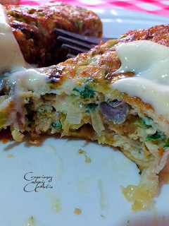 Una foto de Tortilla de puerros con cebolla morada y guindilla verde picante