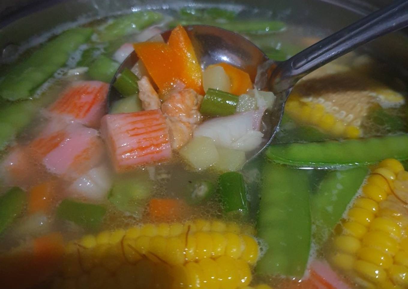 Sup sayur dengan seafood
