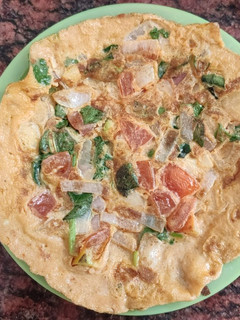 எக் தக்காளி ஆம்லெட் (Egg thakkali omelette recipe in tamil) செய்முறை முக்கிய புகைப்படம்