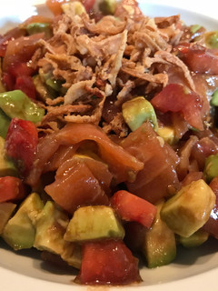 Una foto de Ensalada de salmón, aguacate y tomate