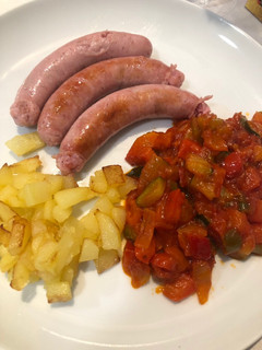 Una foto de Salchichas con sanfaina y patatas