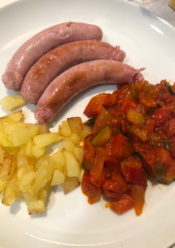 Una foto de Salchichas con sanfaina y patatas