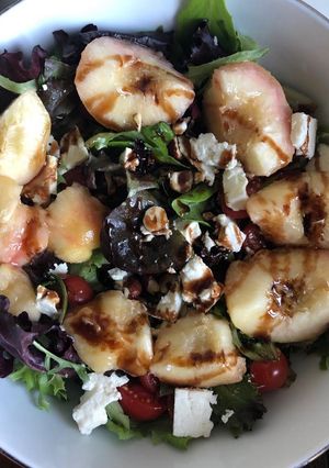 Une photo de Salade aux pêches rôties et feta