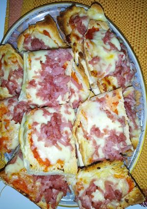 Una foto de Pizza tipo pasapalos hecho con pan canilla. Rápido de hacer