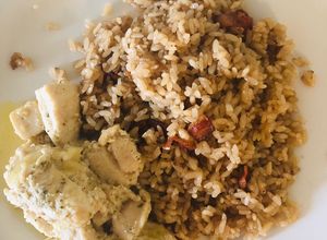 Una foto de Arroz con bacon y pechuga