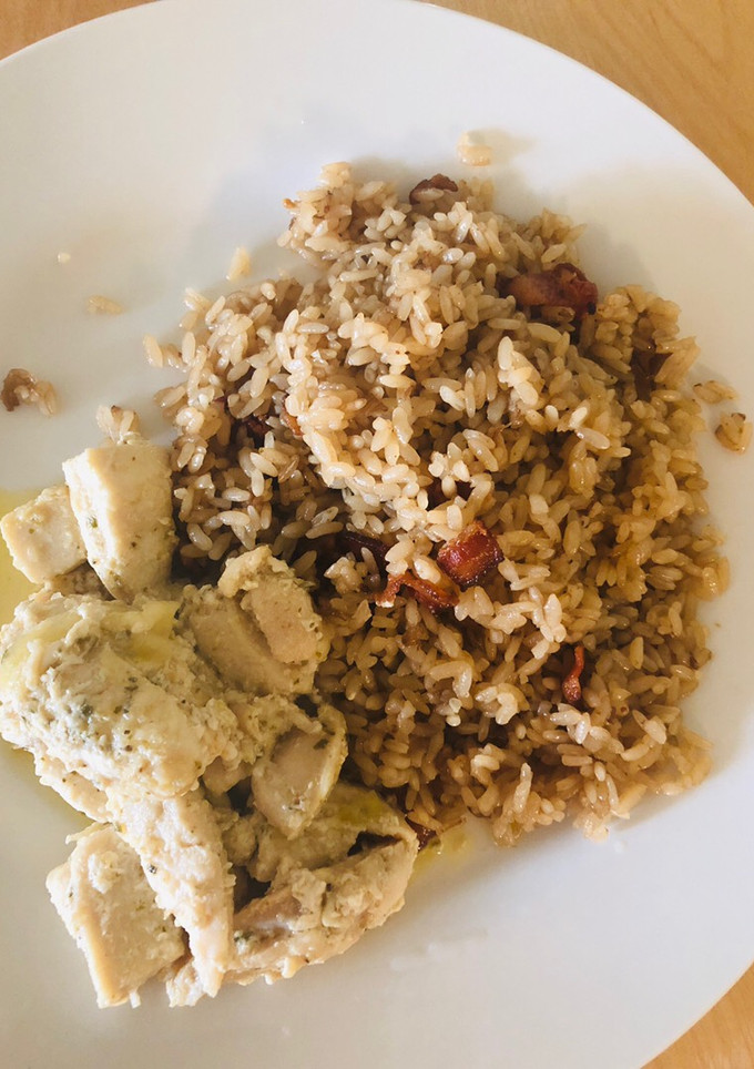 Una foto de Arroz con bacon y pechuga