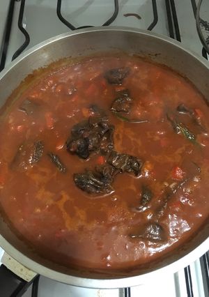 Una foto de Salsa con hongos de pino