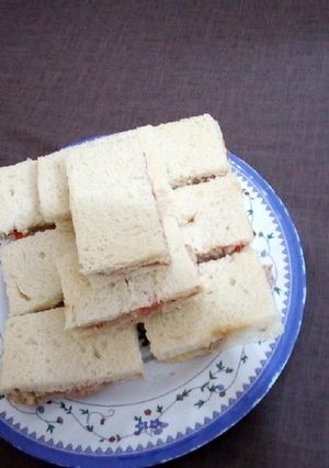 A picture of Tuna fish sandwich.