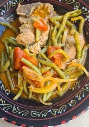 Une photo de Loubia machtou / haricot vert en sauce avec oignon 🧅et tomate 🍅