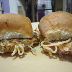 A picture of Vada Pav omelette.