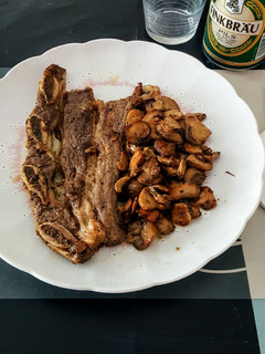 Una foto de Churrasco a la cazuela con champiñones en salsa de vino blanco