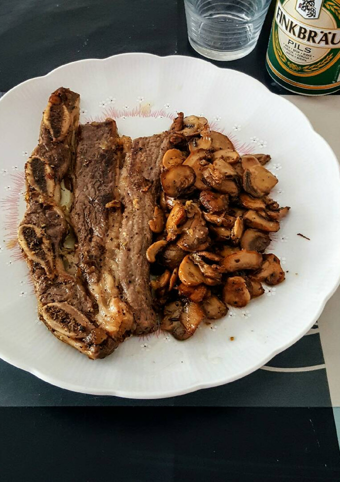 Una foto de Churrasco a la cazuela con champiñones en salsa de vino blanco
