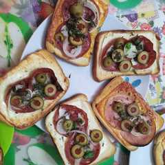 Una foto de Tostadas horneadas perfectas para pasapalos!!