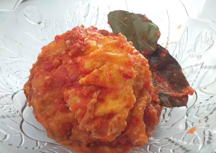 Bagaimana Menyiapkan Telur Ceplok Balado yang Enak