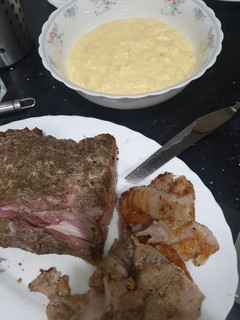 Una foto de Roast beef con puré de patatas y salsa gravy
