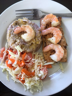 Una foto de Filete de salmón con majados de verduras y ensalada verde