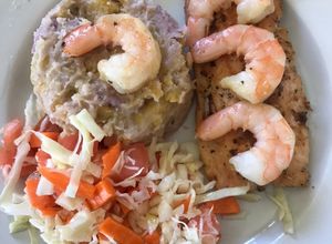 Una foto de Filete de salmón con majados de verduras y ensalada verde