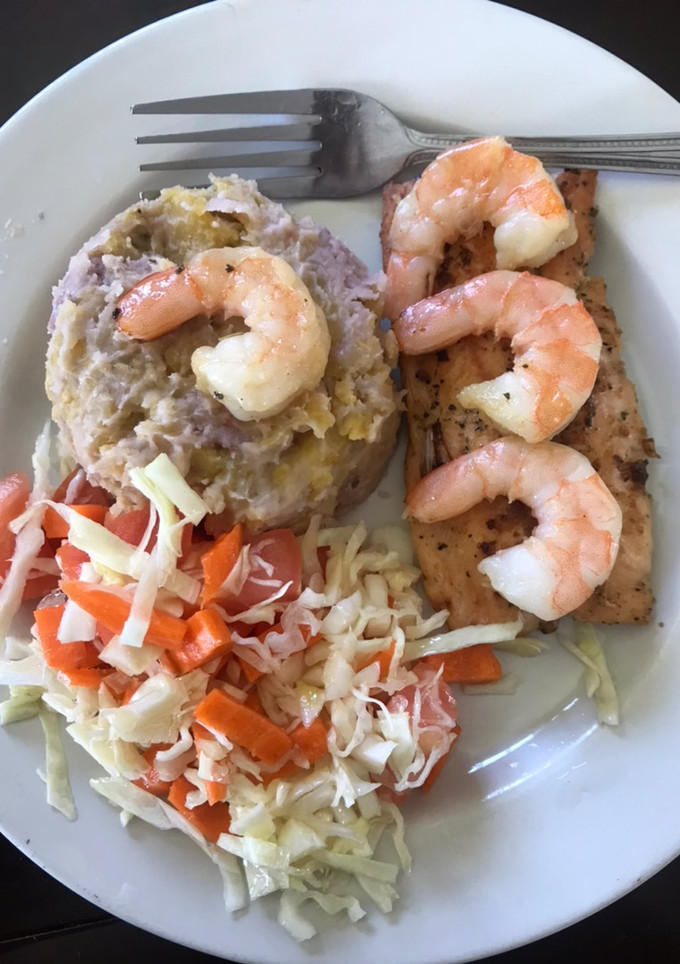 Una foto de Filete de salmón con majados de verduras y ensalada verde