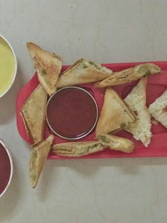 ચીઝ જામ સેન્ડવીચ (Cheese Jaam Sandwich Recipe In Gujarati) રેસીપી મુખ્ય ફોટો