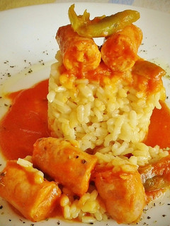 Una foto de Salchichas con tomate y pimiento verde