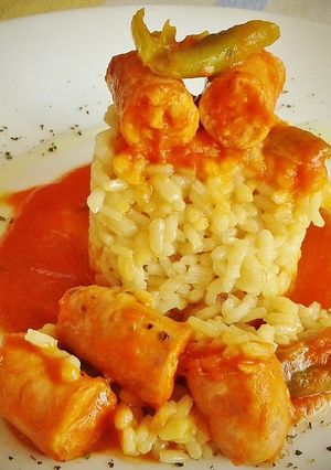 Una foto de Salchichas con tomate y pimiento verde
