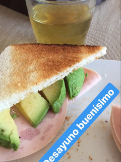 Una foto de Desayuno pan integral