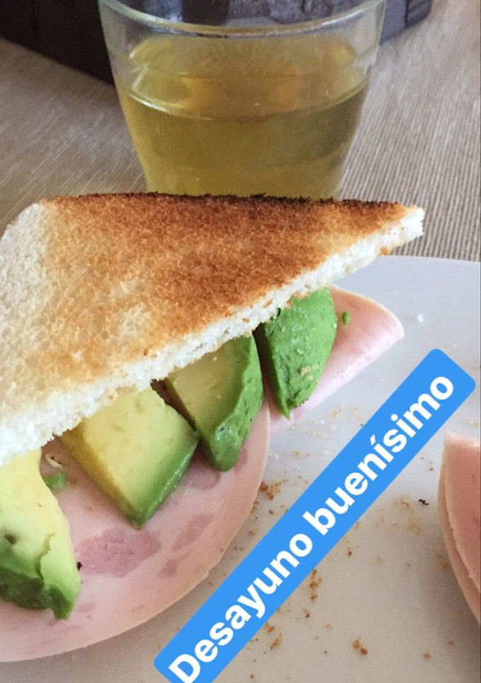 Una foto de Desayuno pan integral