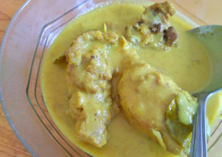 Resep Opor Ayam Bumbu Kuning (enak tapi simple) yang Lezat