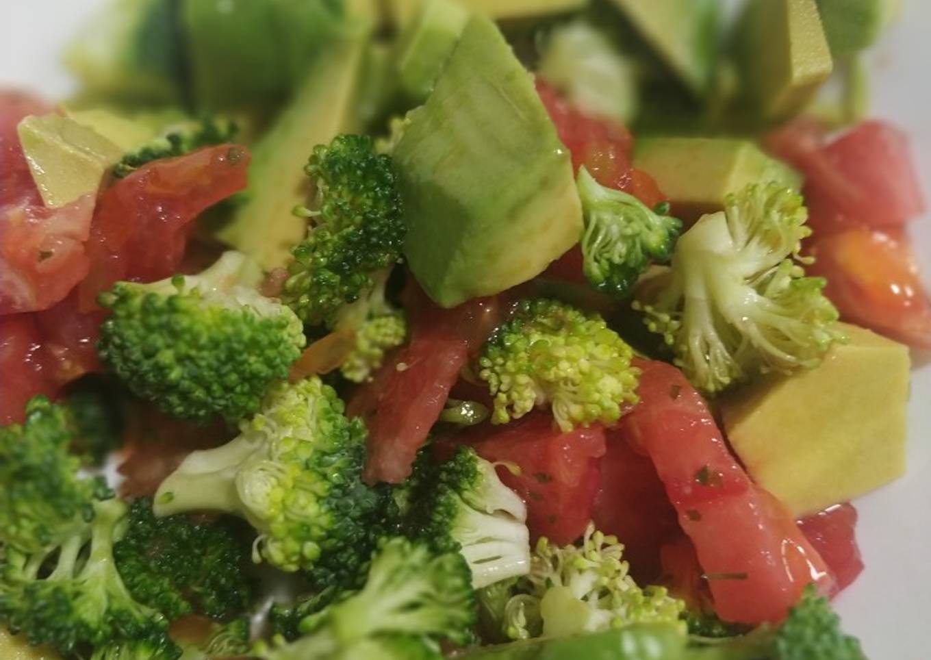 Ensalada brócoli, tomate y aguacate con especias
