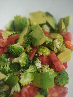 Una foto de Ensalada brócoli, tomate y aguacate con especias